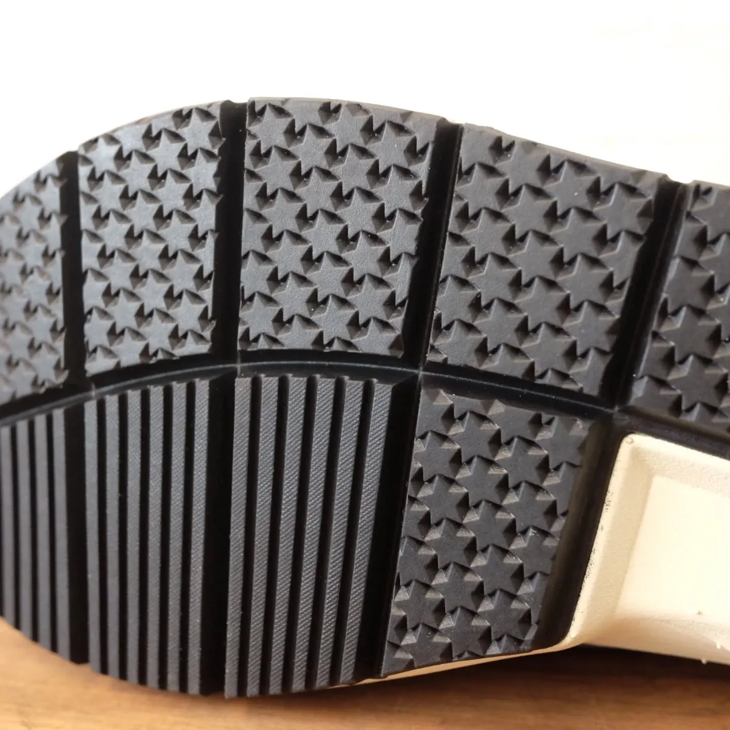 お気に入りのニューバランスのスニーカーが加水分解してボロボロ...