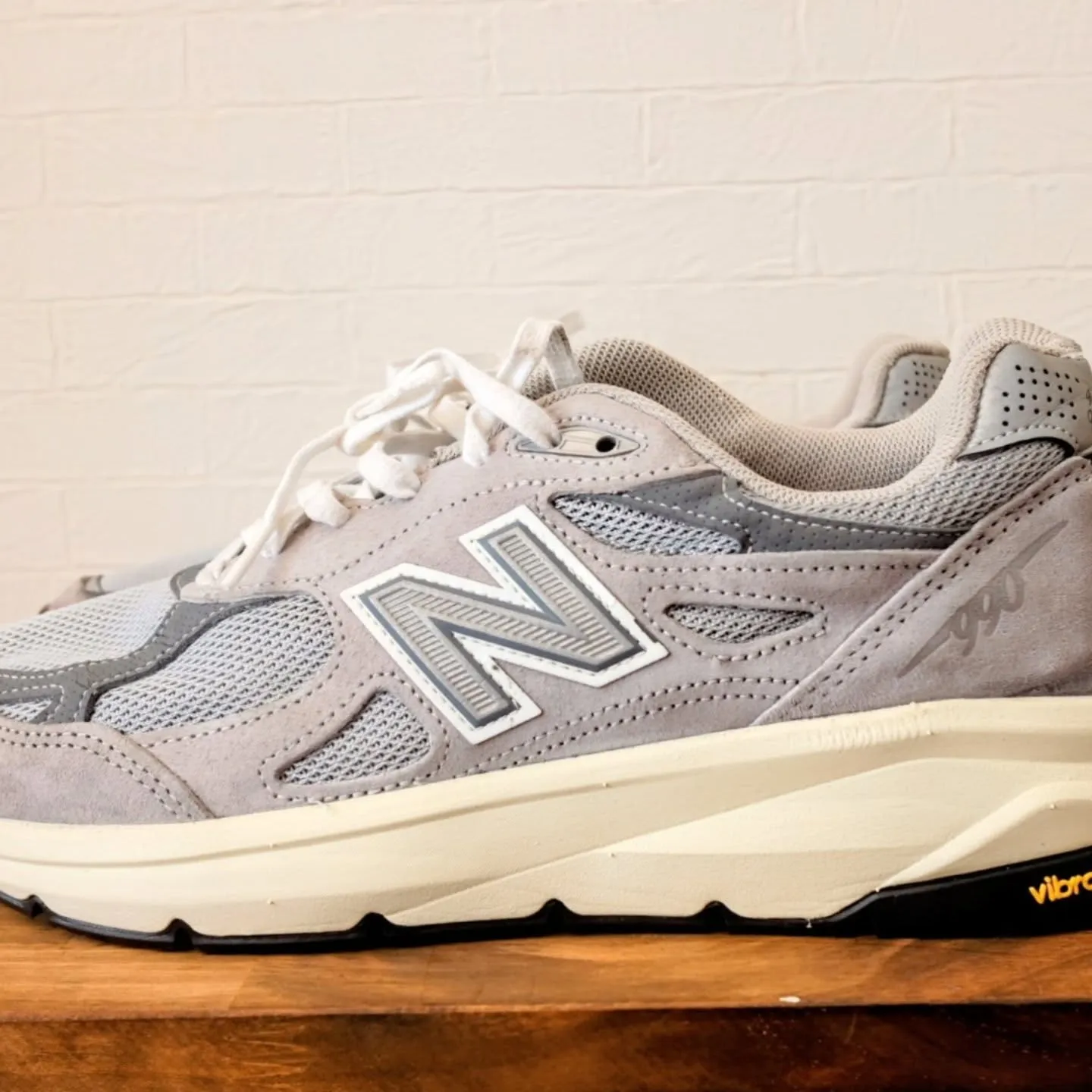 お気に入りのニューバランスのスニーカーが加水分解してボロボロ...