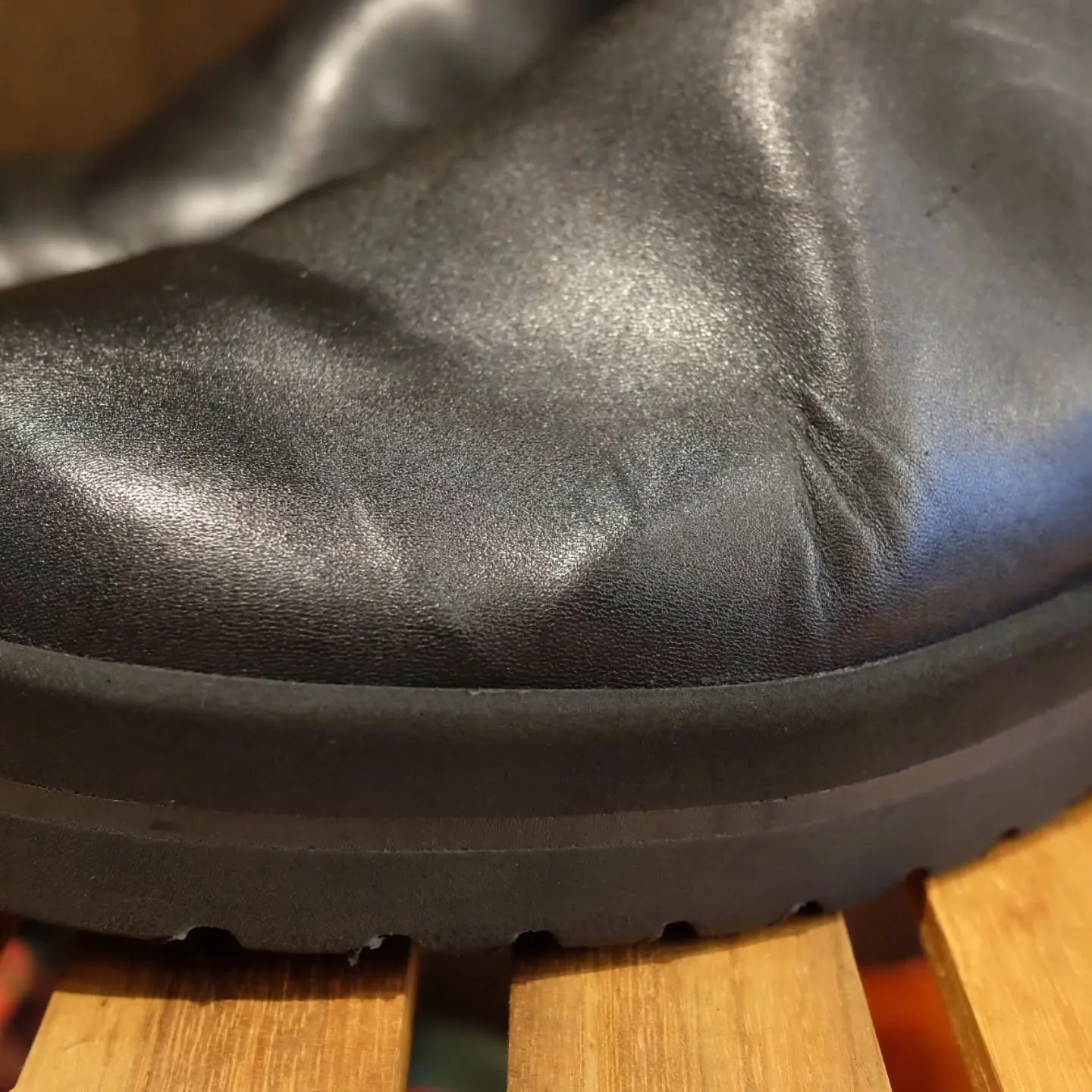 久しぶりに出したブランドストーン、ソールがボロボロに…😢