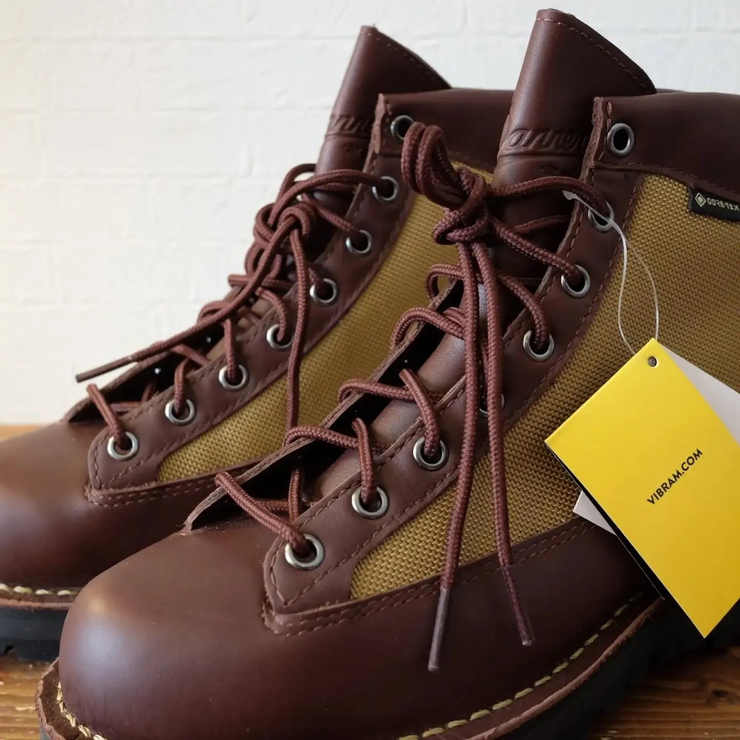 ダナー（Danner）のハトメを「引っ掛けフック」へカスタム...