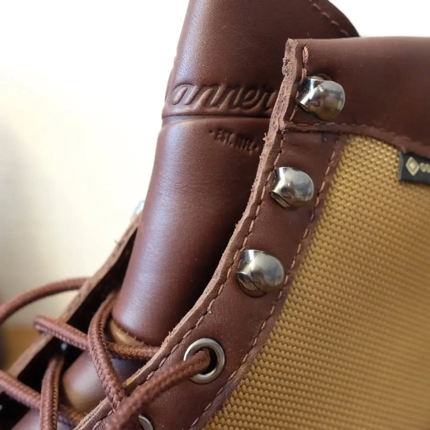 ダナー（Danner）のハトメを「引っ掛けフック」へカスタム...