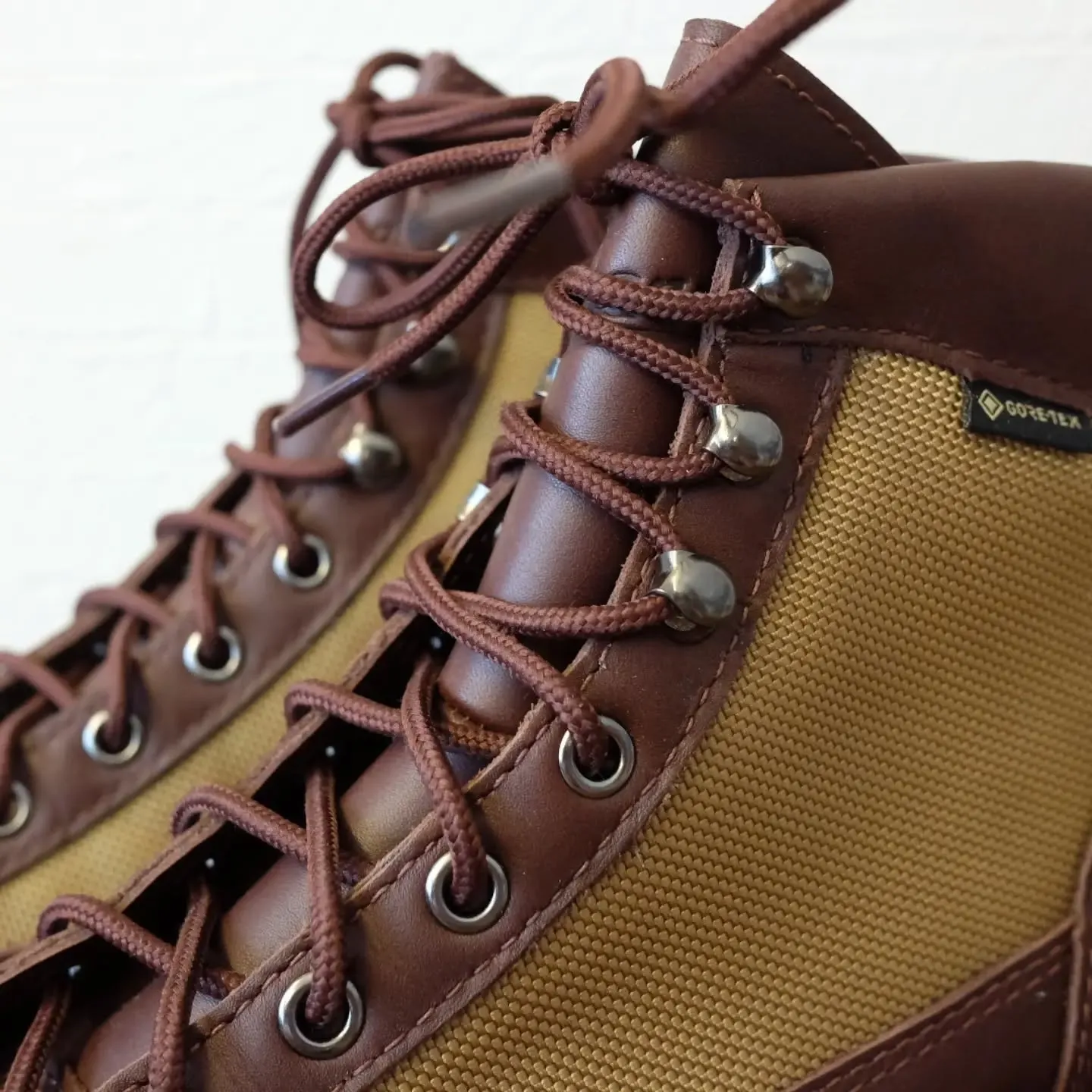 ダナー（Danner）のハトメを「引っ掛けフック」へカスタム...