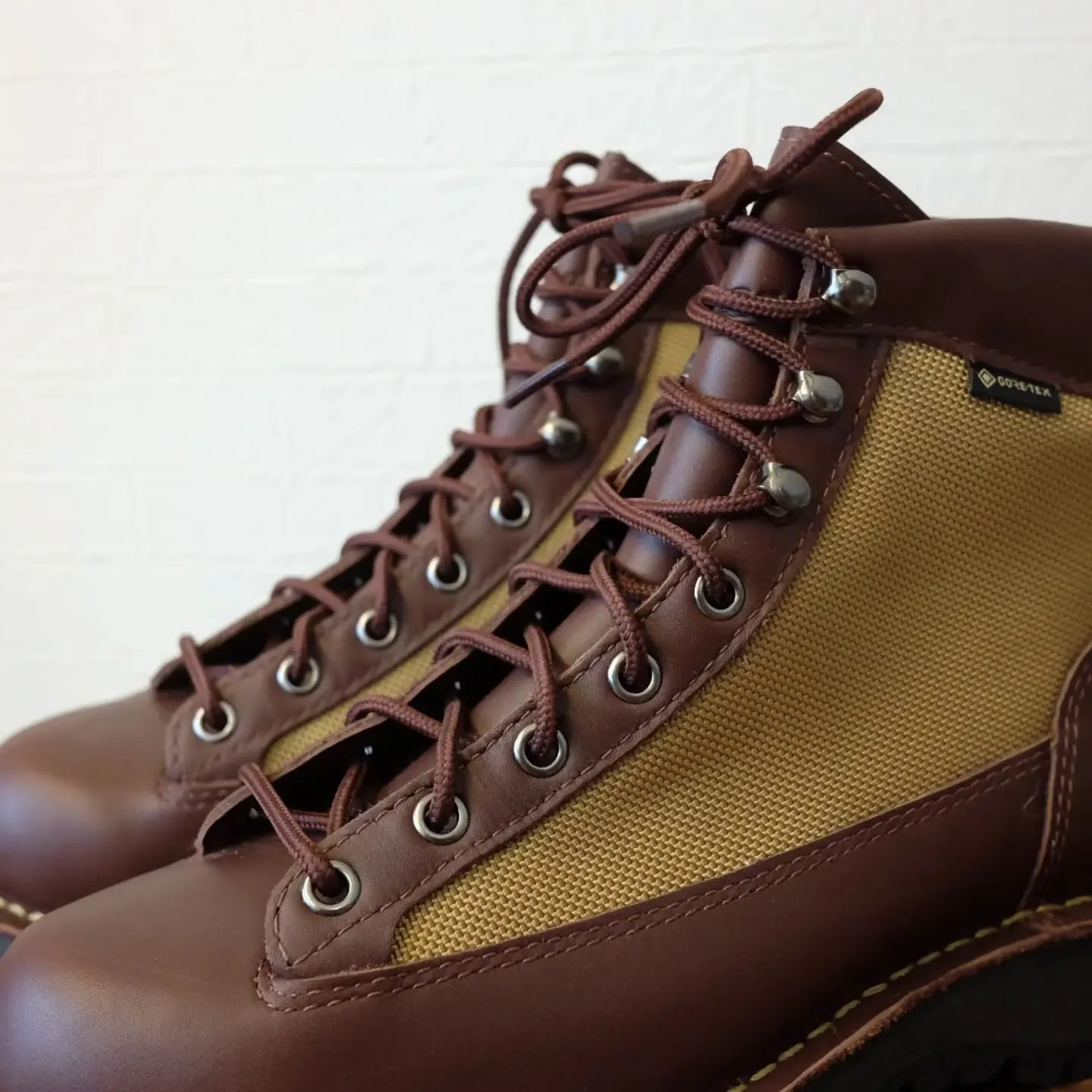 ダナー（Danner）のハトメを「引っ掛けフック」へカスタム...