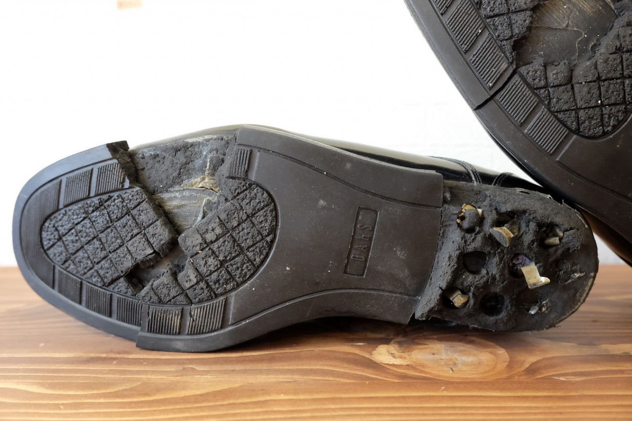 紳士靴の靴底がボロボロに…