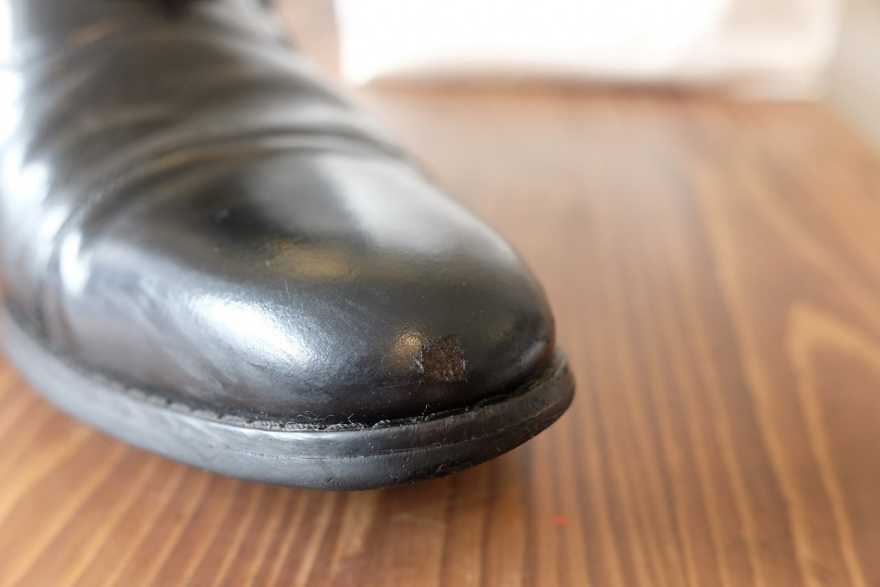 紳士革靴のつま先にできたキズを修復