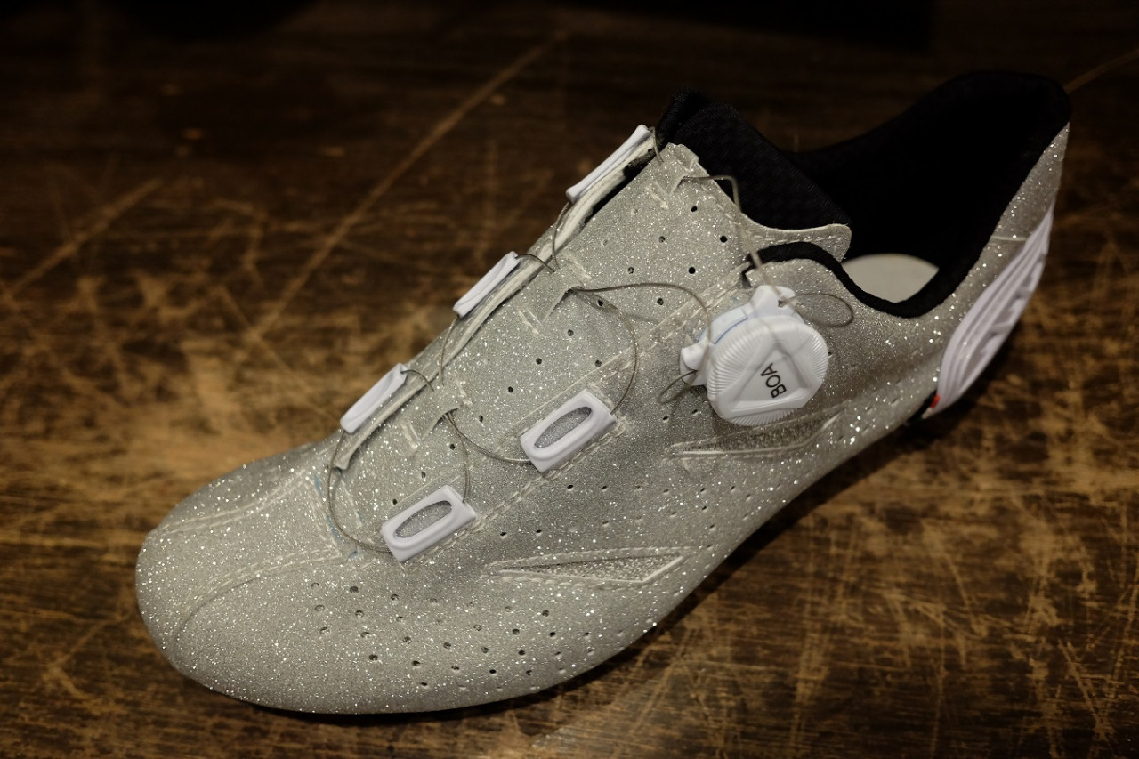 自転車専用シューズにハトメを加工取付しました！！