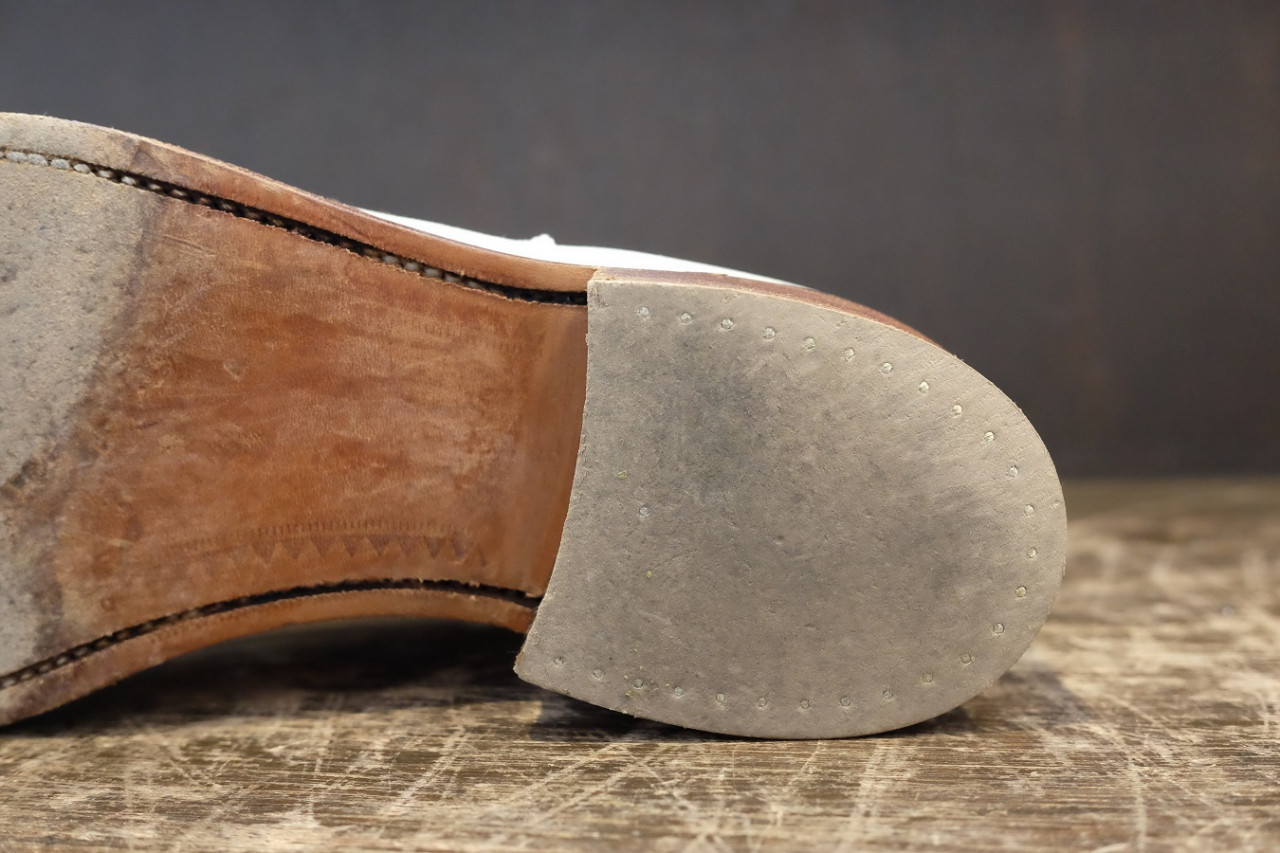 【SANDERS 紳士靴】交換したゴムリフトに飾り釘を打つ