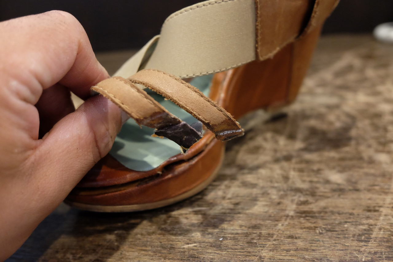 婦人サンダル 甲ストラップが付け根から外れてしまった